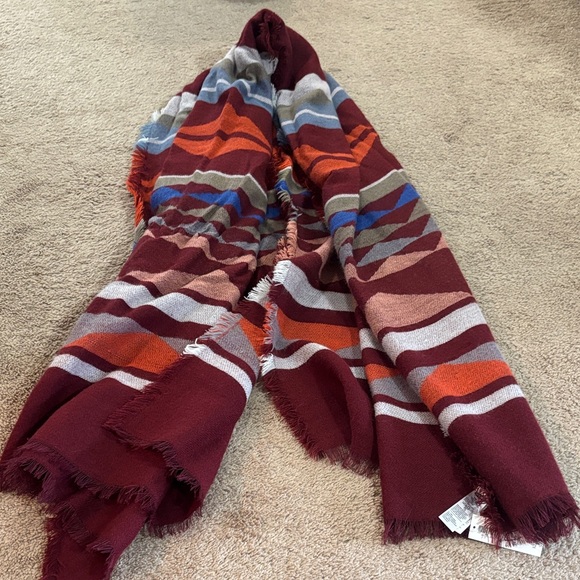 Geometric Patterned Scarf - Picture 2 of 4
